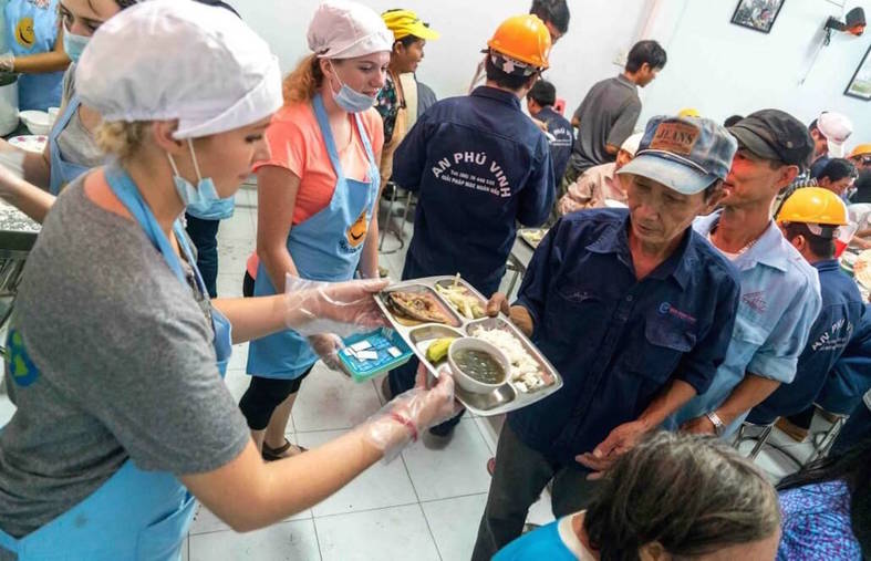 ▷ Working at a Food Shop | Volunteer in Viet Nam 2018